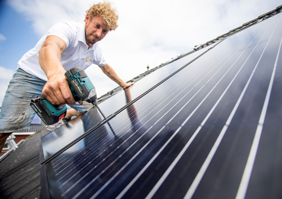 Man plaatst zonnepanelen