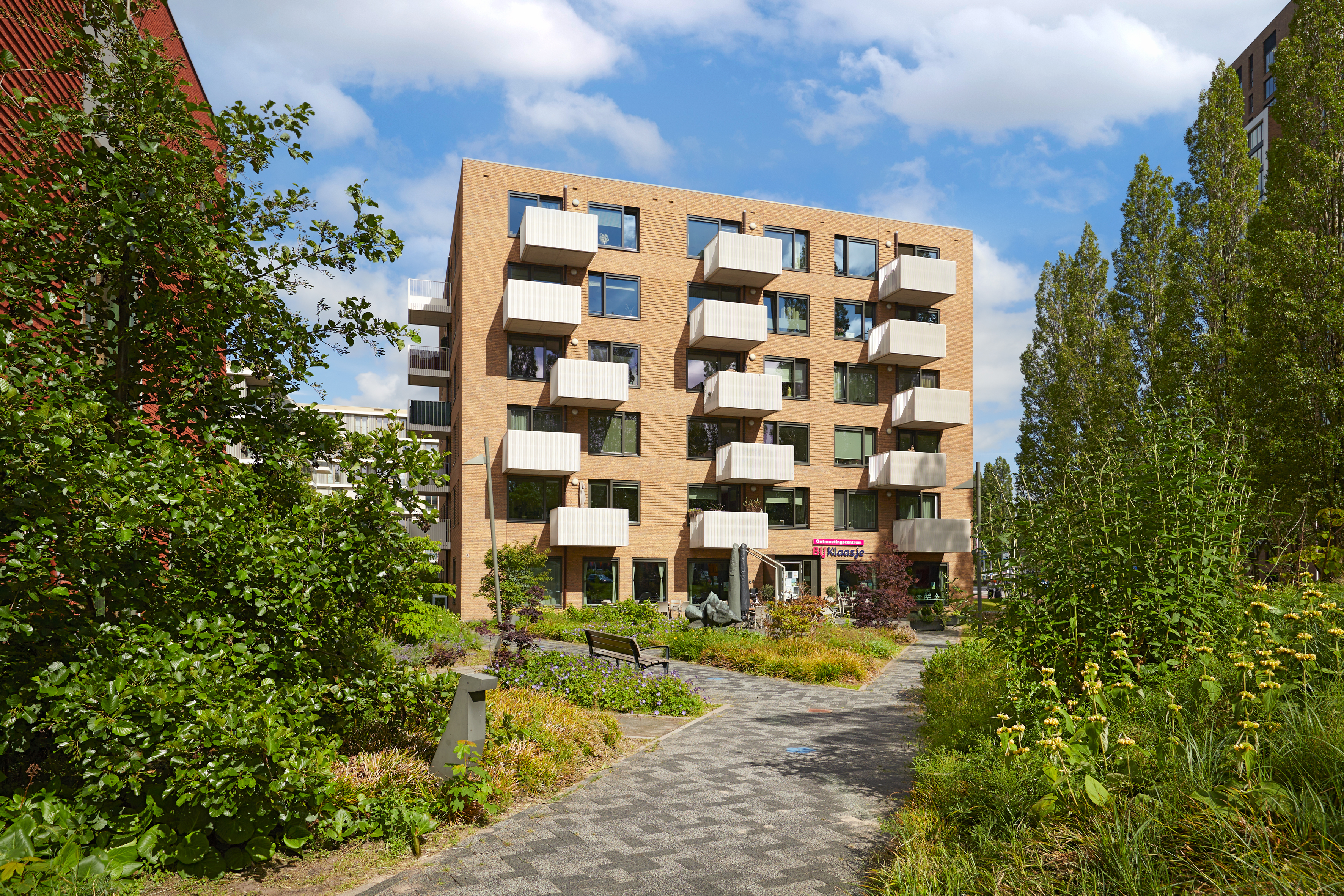 Een foto van de buitenkant van een gebouw