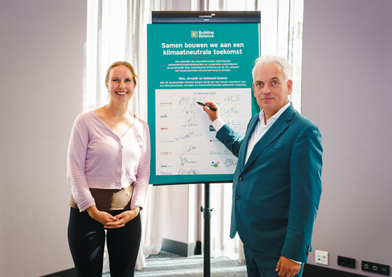 vrouw en man bij een whiteboard