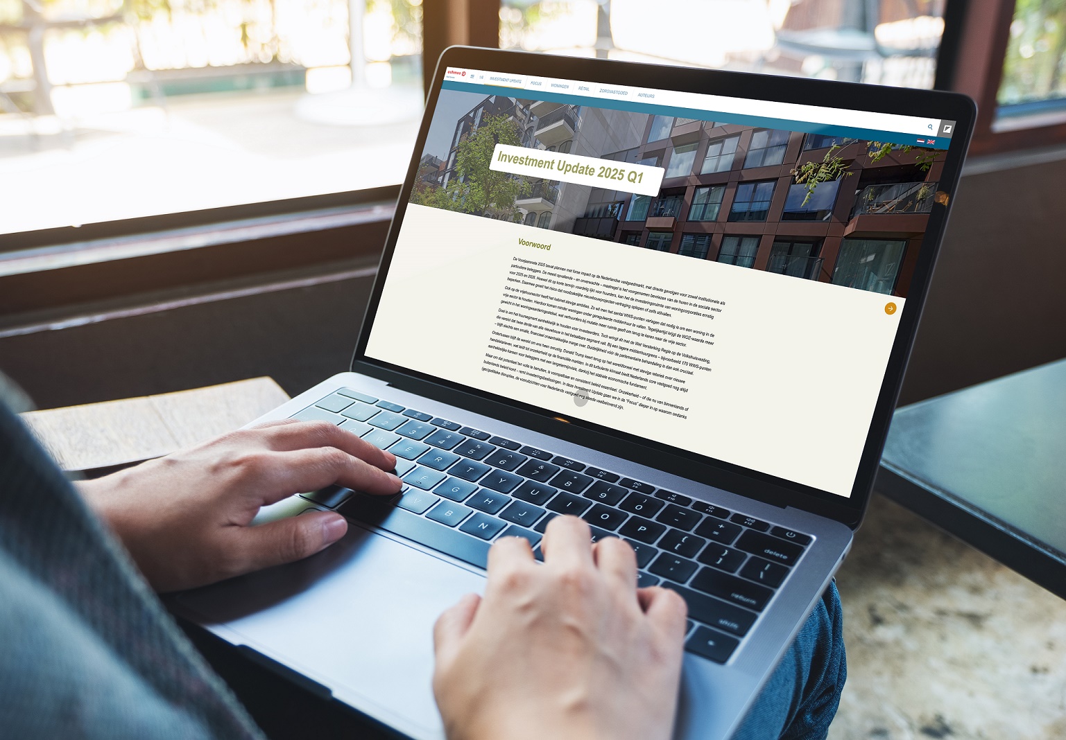 Man met laptop op schoot