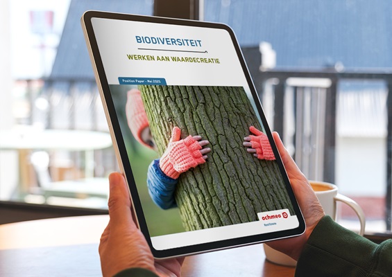 man leest op een tablet