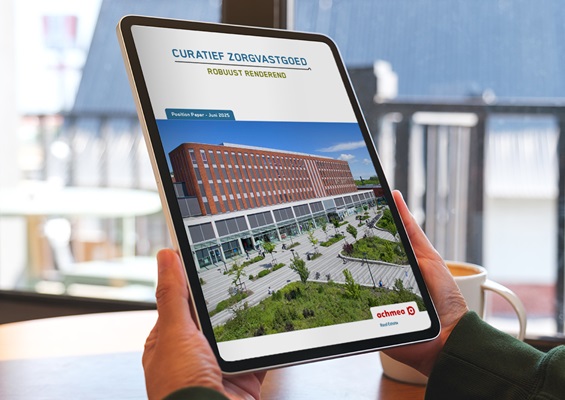 Tablet met een foto van een gebouw er op