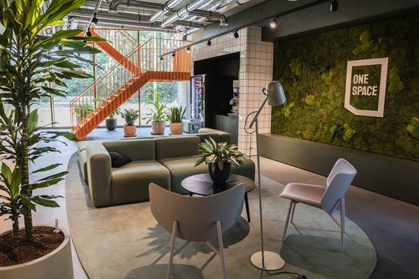 Interieur van One Space Leiden, de centrale hal