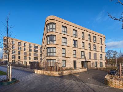 Het gebouw van meer verdiepingen in zijn geheel gefotografeerd